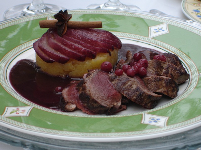 Filet de Chevreuil au Jus Epicé et Poires au Vin