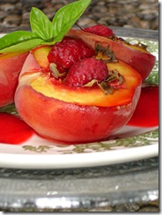 Pêches roties framboises basilic coulis framboises oranges