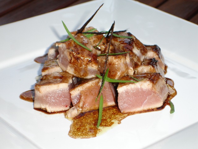 Cuisine Beige Sol Gris : Du thon juste poêlé coupé en cubes et arrosé d’une vinaigrette Cuisine Beige Sol Gris : Du thon juste poêlé coupé en cubes et arrosé d’une vinaigrette