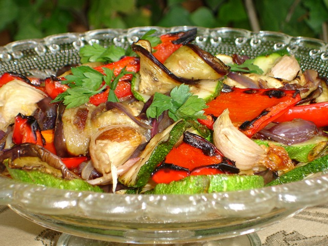 salade de légumes grillés et gousses d'ail confites salade de légumes grillés et gousses d'ail confites