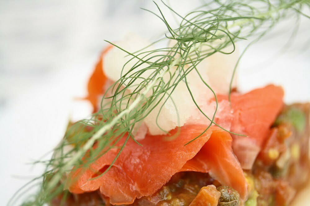 Tartare de tomate dressé à l'emporte-pièce, saumon fumé et granité au citron